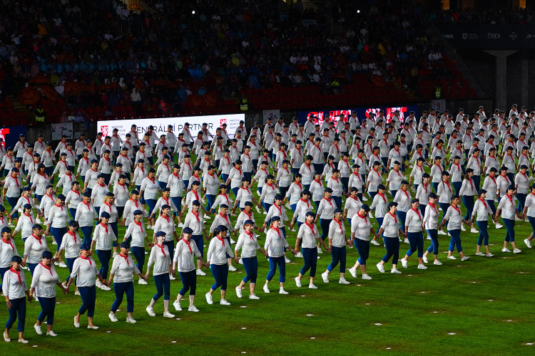 FOTOGALERIE: Prapor od prezidenta, déšť a plný Eden. Podívejte se, jak vypadala první hromadná skladba všesokolského sletu
