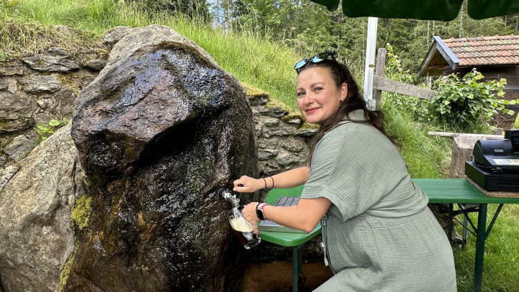 Takto se čepuje legendární pivo ze skály