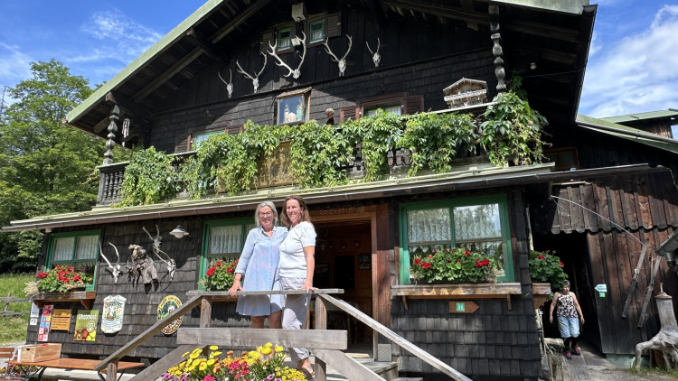 Paní Alena se sestrou Mirkou