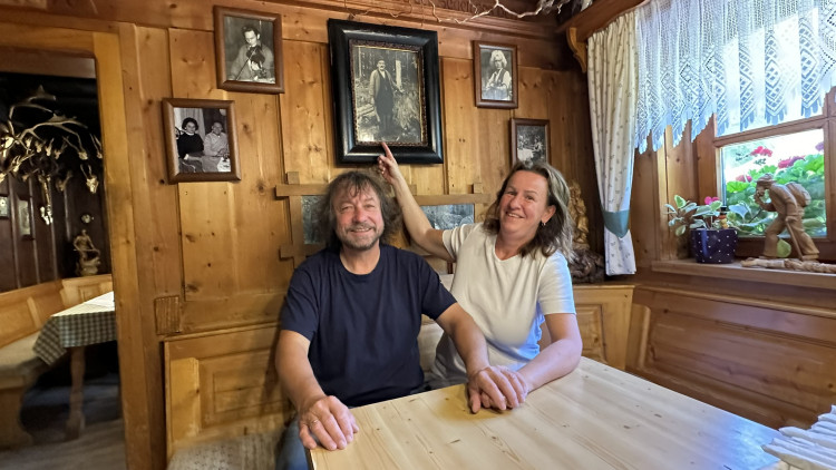 Ludwig a Alena Lettenmaier. Na zdi jsou rodinné fotografie předků a zakladatelů restaurace