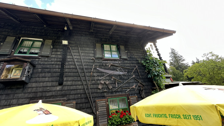 Restauraci zdobí staré nástroje dřevařů a sklářů