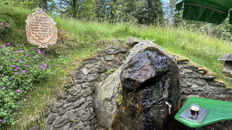 Takto se čepuje legendární pivo ze skály