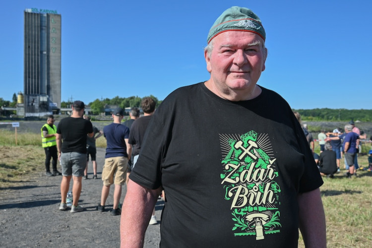 Cítíme se jako na pohřbu. Tisíce lidí sledovaly odstřel těžní věže Dolu Lazy.