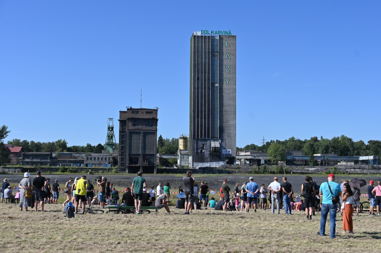 Cítíme se jako na pohřbu. Tisíce lidí sledovaly odstřel těžní věže Dolu Lazy.