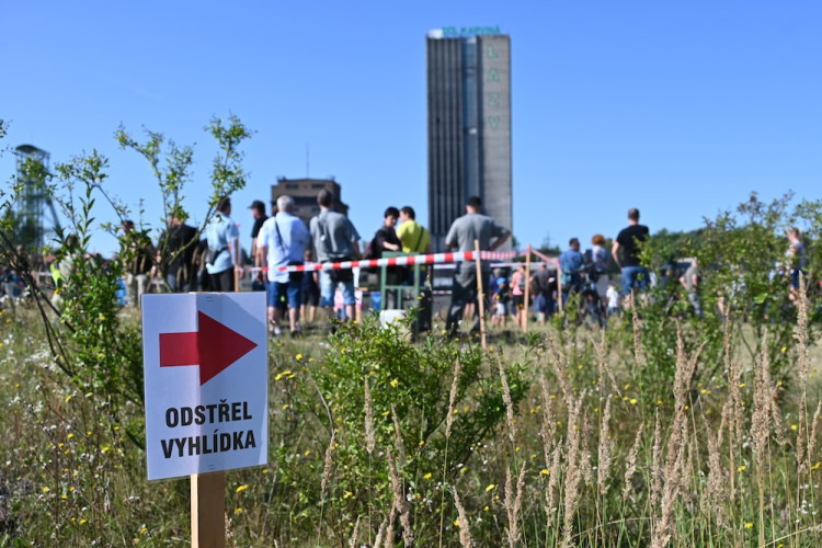Cítíme se jako na pohřbu. Tisíce lidí sledovaly odstřel těžní věže Dolu Lazy.