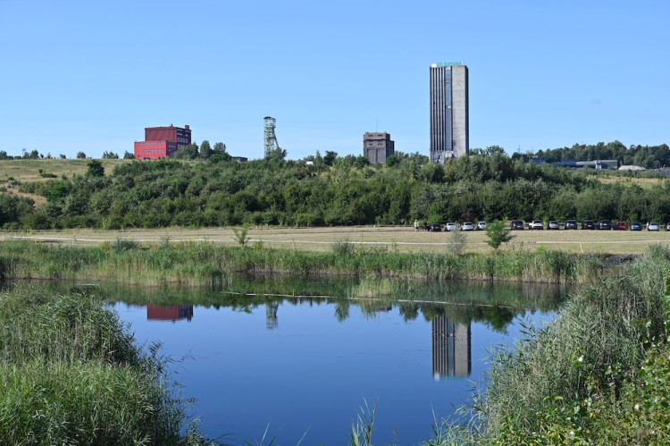 Cítíme se jako na pohřbu. Tisíce lidí sledovaly odstřel těžní věže Dolu Lazy.