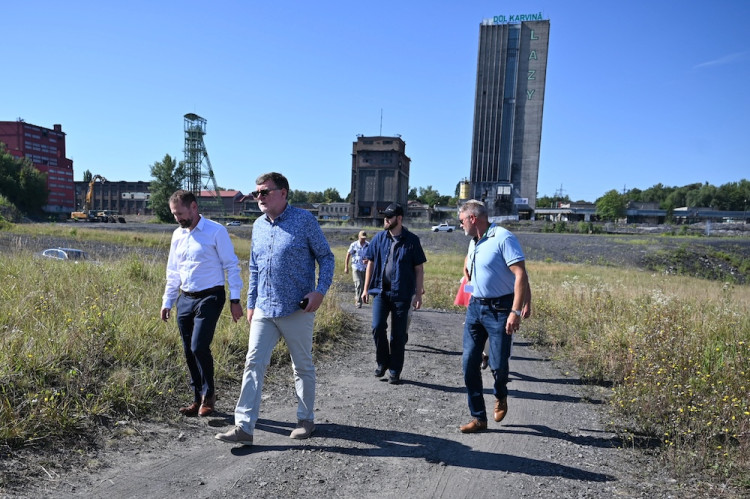 Cítíme se jako na pohřbu. Tisíce lidí sledovaly odstřel těžní věže Dolu Lazy.