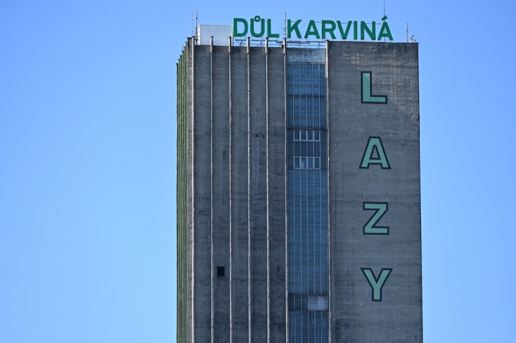 Cítíme se jako na pohřbu. Tisíce lidí sledovaly odstřel těžní věže Dolu Lazy.