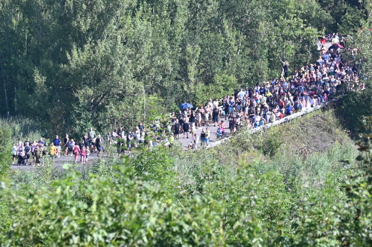 Cítíme se jako na pohřbu. Tisíce lidí sledovaly odstřel těžní věže Dolu Lazy.