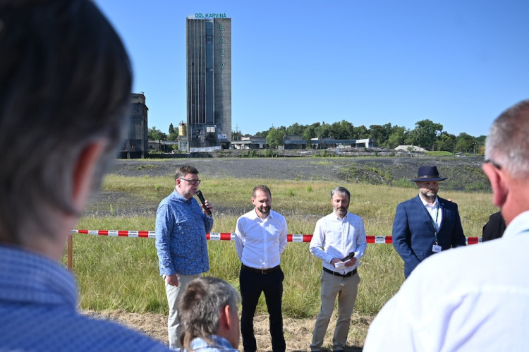 Cítíme se jako na pohřbu. Tisíce lidí sledovaly odstřel těžní věže Dolu Lazy.