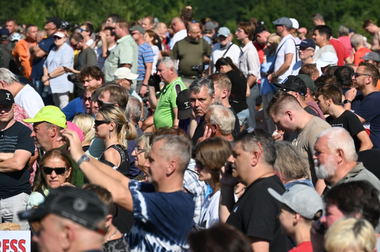 Cítíme se jako na pohřbu. Tisíce lidí sledovaly odstřel těžní věže Dolu Lazy.
