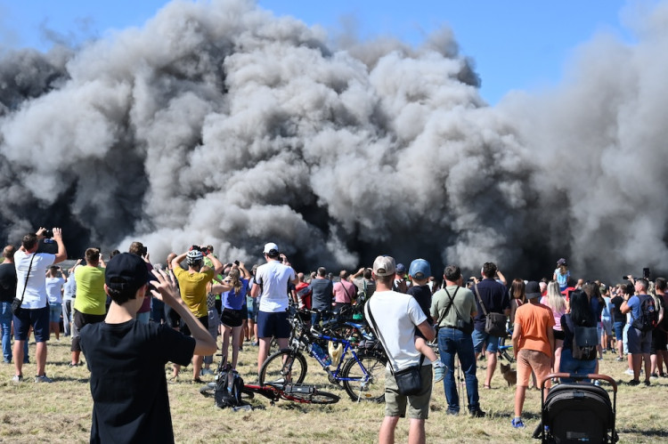 Cítíme se jako na pohřbu. Tisíce lidí sledovaly odstřel těžní věže Dolu Lazy.