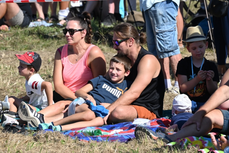 Cítíme se jako na pohřbu. Tisíce lidí sledovaly odstřel těžní věže Dolu Lazy.