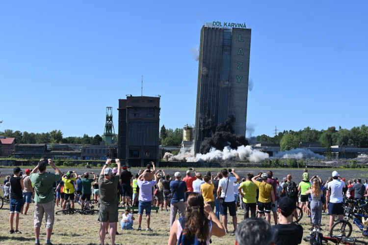 Cítíme se jako na pohřbu. Tisíce lidí sledovaly odstřel těžní věže Dolu Lazy.