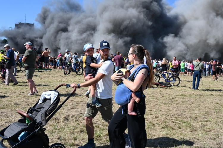 Cítíme se jako na pohřbu. Tisíce lidí sledovaly odstřel těžní věže Dolu Lazy.