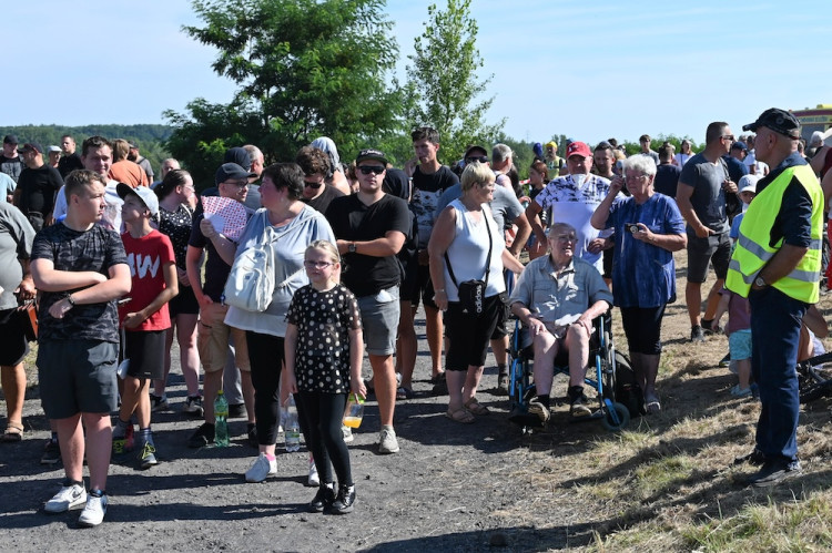 Cítíme se jako na pohřbu. Tisíce lidí sledovaly odstřel těžní věže Dolu Lazy.