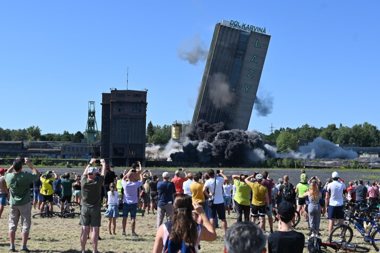 Cítíme se jako na pohřbu. Tisíce lidí sledovaly odstřel těžní věže Dolu Lazy.