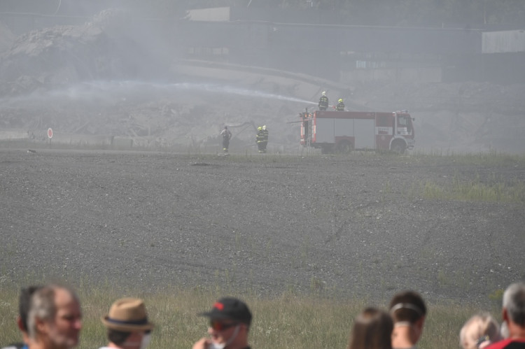 Cítíme se jako na pohřbu. Tisíce lidí sledovaly odstřel těžní věže Dolu Lazy.