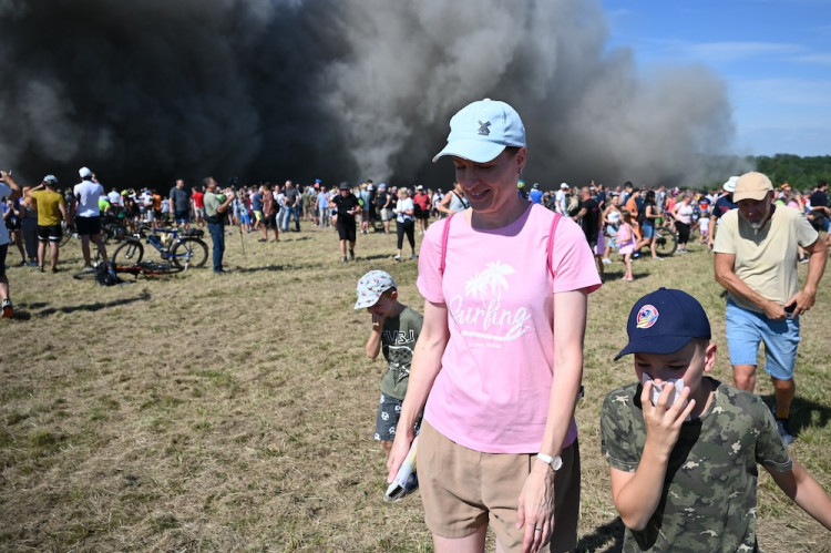 Cítíme se jako na pohřbu. Tisíce lidí sledovaly odstřel těžní věže Dolu Lazy.