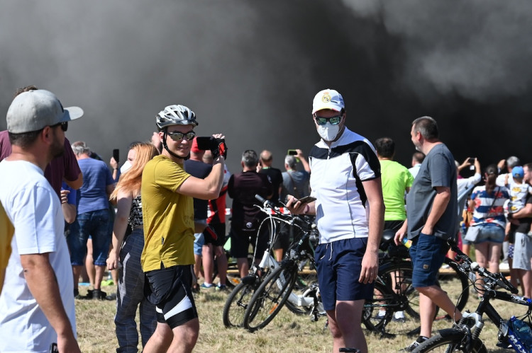Cítíme se jako na pohřbu. Tisíce lidí sledovaly odstřel těžní věže Dolu Lazy.