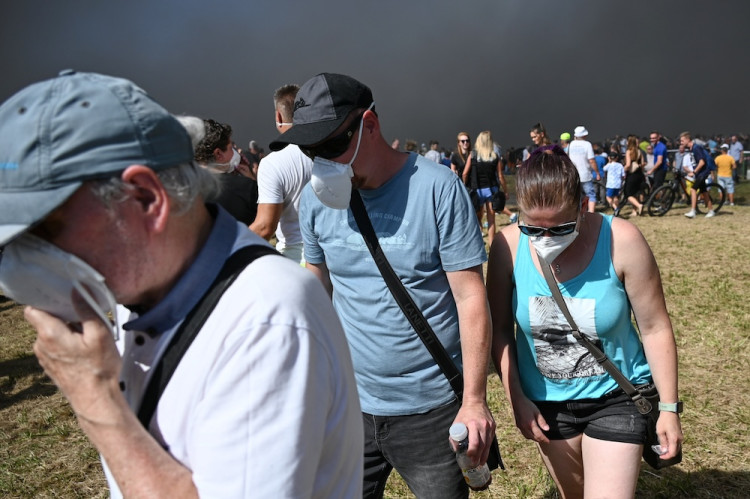 Cítíme se jako na pohřbu. Tisíce lidí sledovaly odstřel těžní věže Dolu Lazy.