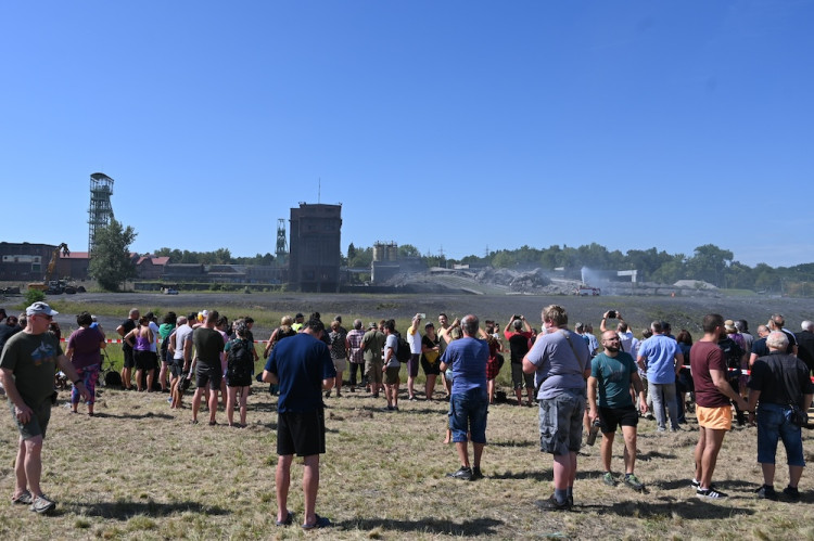 Cítíme se jako na pohřbu. Tisíce lidí sledovaly odstřel těžní věže Dolu Lazy.