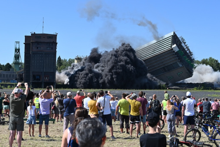 Cítíme se jako na pohřbu. Tisíce lidí sledovaly odstřel těžní věže Dolu Lazy.