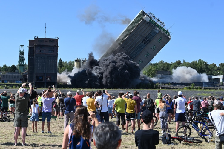 Cítíme se jako na pohřbu. Tisíce lidí sledovaly odstřel těžní věže Dolu Lazy.
