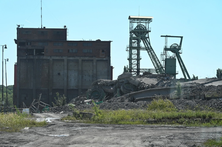 Cítíme se jako na pohřbu. Tisíce lidí sledovaly odstřel těžní věže Dolu Lazy.