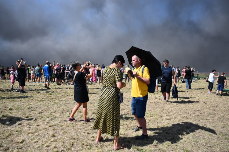 Cítíme se jako na pohřbu. Tisíce lidí sledovaly odstřel těžní věže Dolu Lazy.