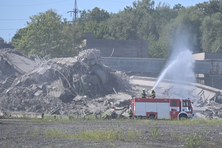 Cítíme se jako na pohřbu. Tisíce lidí sledovaly odstřel těžní věže Dolu Lazy.