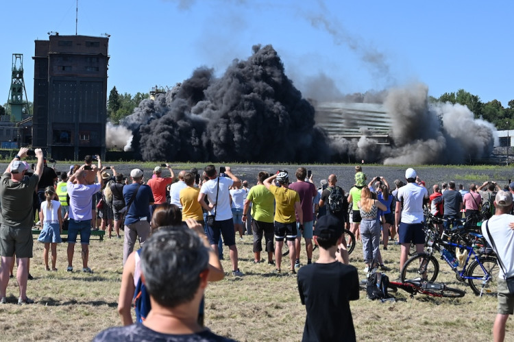 Cítíme se jako na pohřbu. Tisíce lidí sledovaly odstřel těžní věže Dolu Lazy.