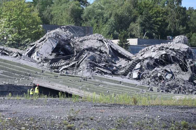 Cítíme se jako na pohřbu. Tisíce lidí sledovaly odstřel těžní věže Dolu Lazy.