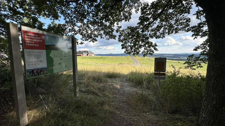 U této tabule odbočte vpravo na lehce vyšlapanou pěšinu