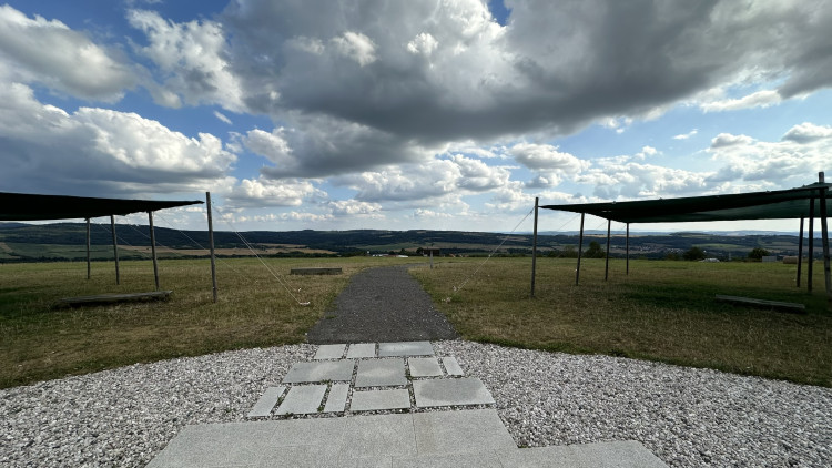 FOTOGALERIE: Buddhistická stúpa v Těnovicích a Těnovická skála