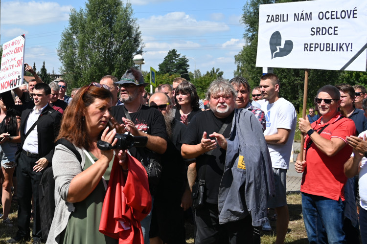 Fiktivní pohřeb Liberty. Emoce, plameny, rakev i nadávky