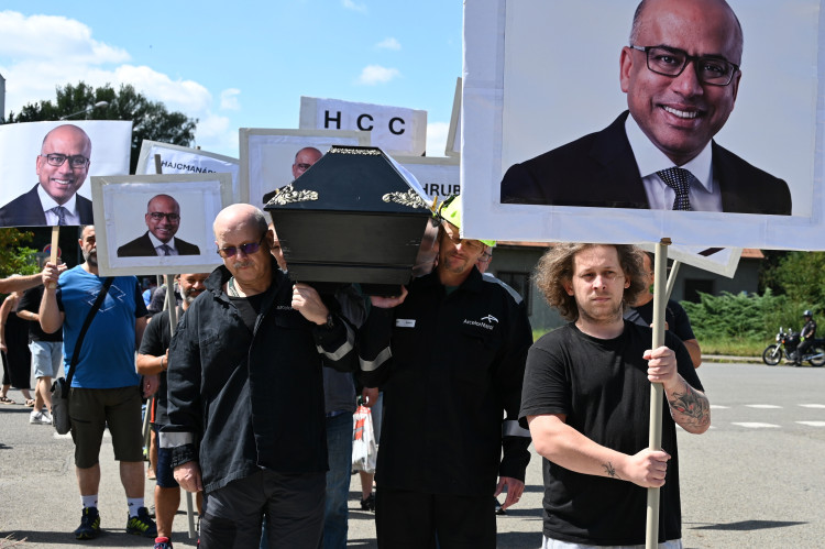 Fiktivní pohřeb Liberty. Emoce, plameny, rakev i nadávky