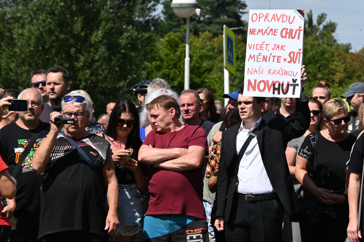 Fiktivní pohřeb Liberty. Emoce, plameny, rakev i nadávky