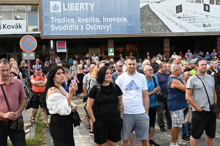 Fiktivní pohřeb Liberty. Emoce, plameny, rakev i nadávky