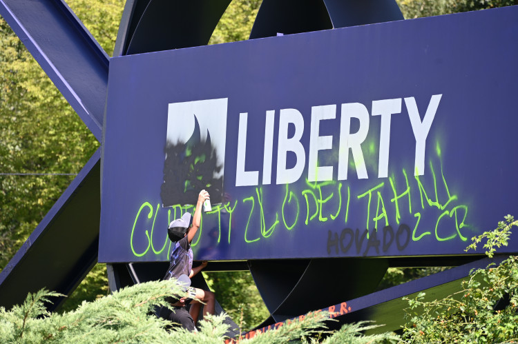 Fiktivní pohřeb Liberty. Emoce, plameny, rakev i nadávky