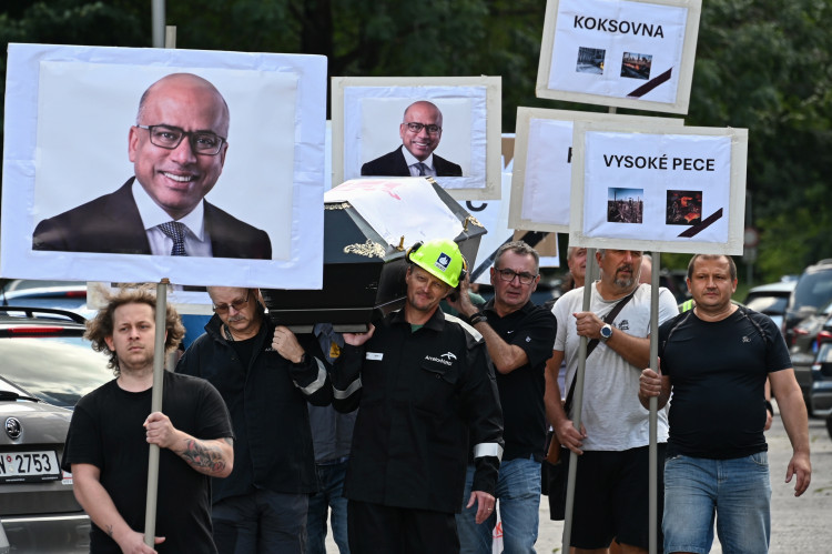 Fiktivní pohřeb Liberty. Emoce, plameny, rakev i nadávky