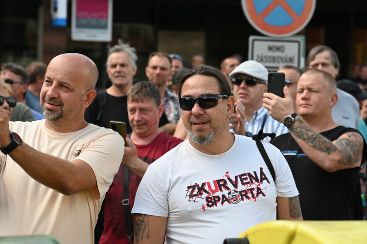 Fiktivní pohřeb Liberty. Emoce, plameny, rakev i nadávky