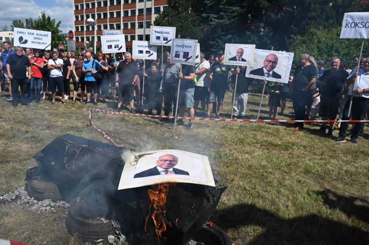 Fiktivní pohřeb Liberty. Emoce, plameny, rakev i nadávky