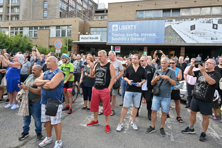 Fiktivní pohřeb Liberty. Emoce, plameny, rakev i nadávky