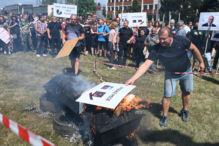 Fiktivní pohřeb Liberty. Emoce, plameny, rakev i nadávky