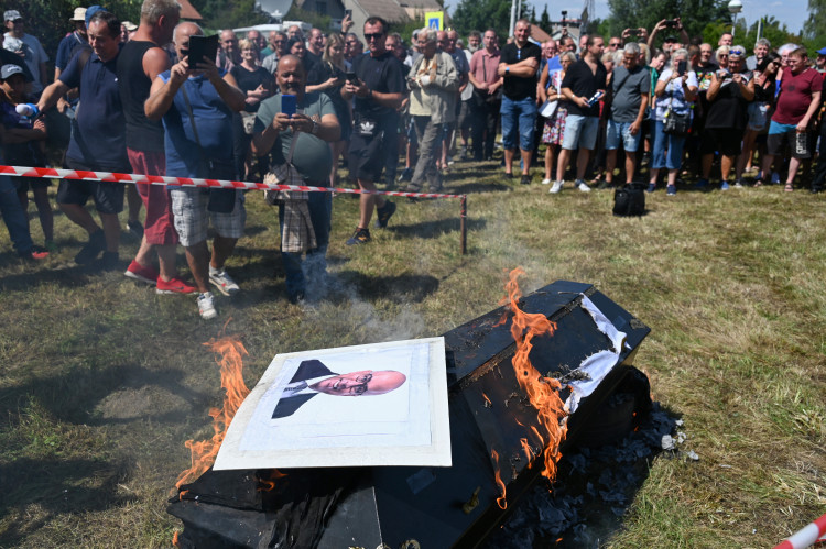 Fiktivní pohřeb Liberty. Emoce, plameny, rakev i nadávky