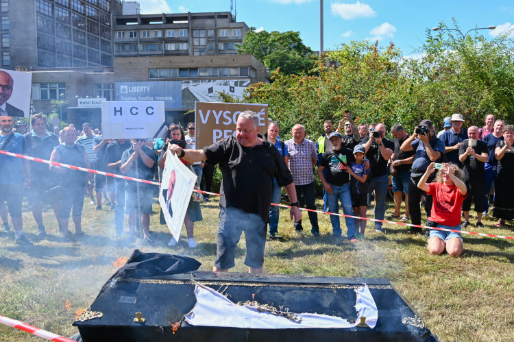Fiktivní pohřeb Liberty. Emoce, plameny, rakev i nadávky