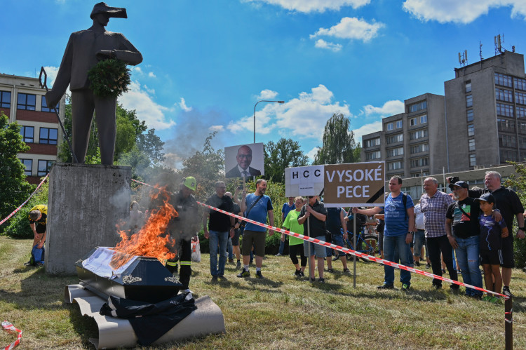 Fiktivní pohřeb Liberty. Emoce, plameny, rakev i nadávky
