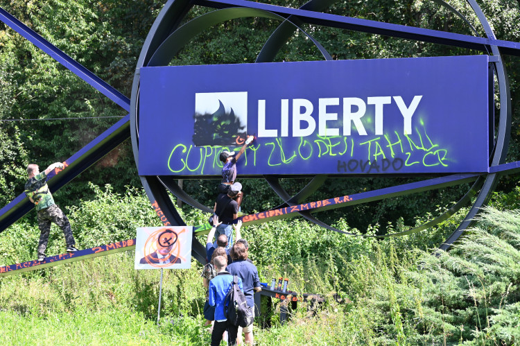 Fiktivní pohřeb Liberty. Emoce, plameny, rakev i nadávky