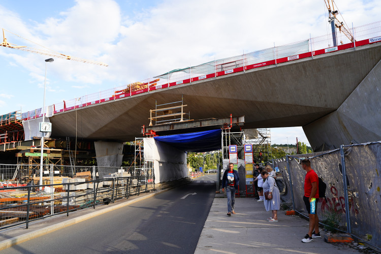 Stavba Dvoreckého mostu u Lihovaru